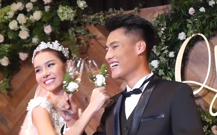 Cả hai cùng uống rượu giao bôi ngay trên sân khấu.