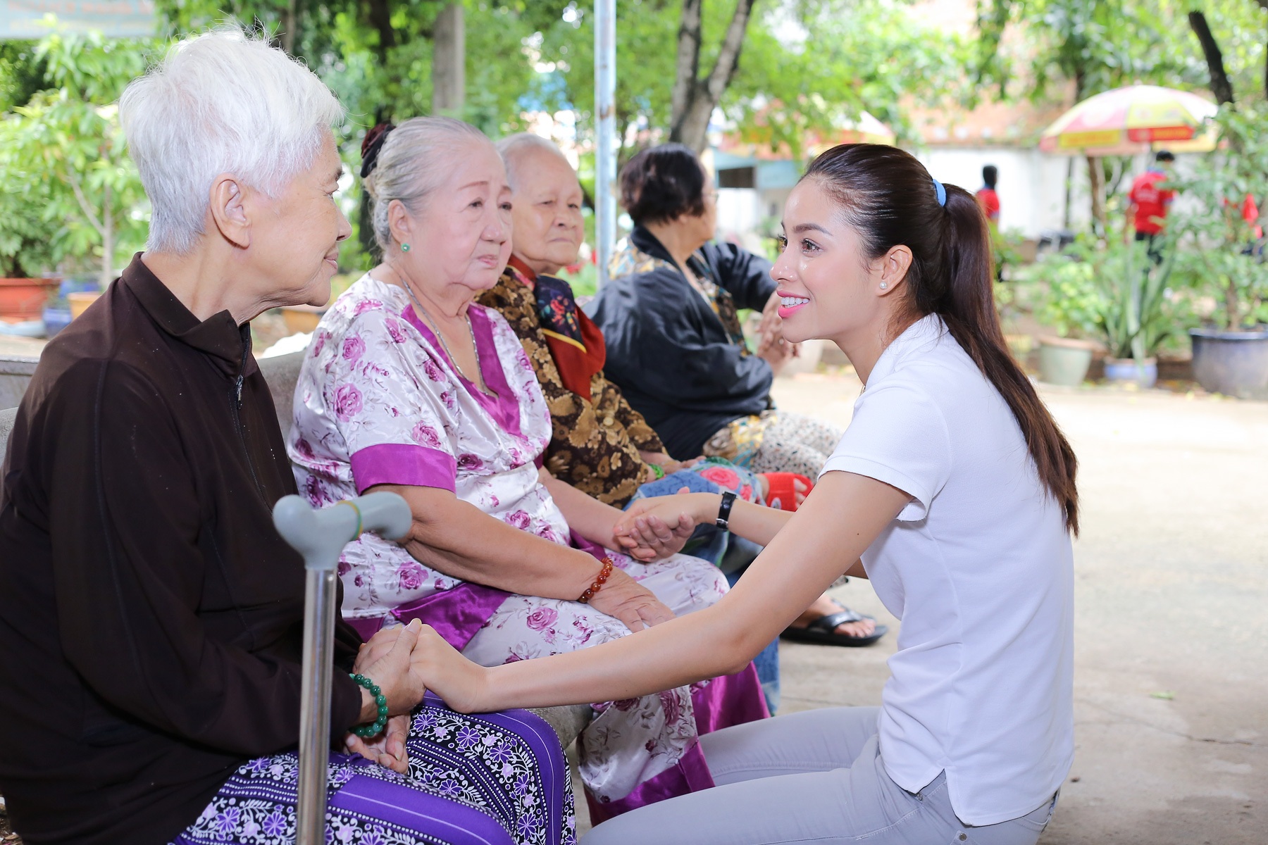 Phạm Hương xúc động bật khóc khi gặp nghệ sĩ lão thành nhân ngày Gia đình Việt Nam - 9 Ngoài việc trao tặng những món quà thiết thực cho các nghệ sĩ tại Viện dưỡng lão nghệ sĩ, cô cũng không quên hỏi thăm tình trạng sức khỏe, cuộc sống của mọi người tại đây.