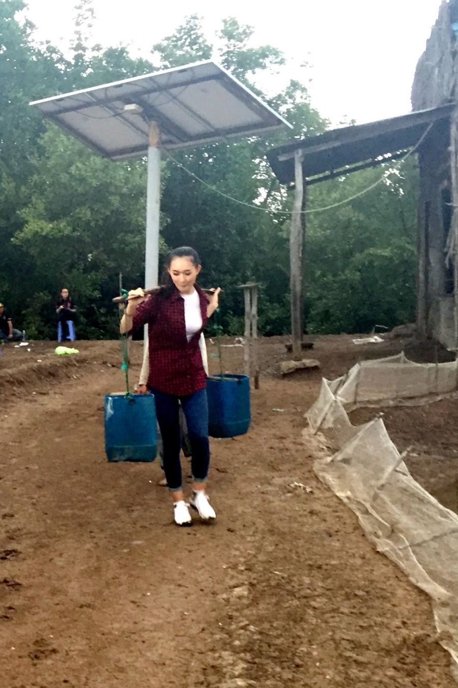 Diễn viên Chi Bảo quan tâm về dự án nước ngọt và chọn Thùy Linh trở thành thí sinh để bảo vệ. Tuy nhiên, ngay từ những lời nhận xét đầu tiên, nam diễn viên bày tỏ sự thất vọng về cách lựa chọn trang phục không phù hợp trong lúc thực hiện nhiệm vụ của Thùy Linh. 