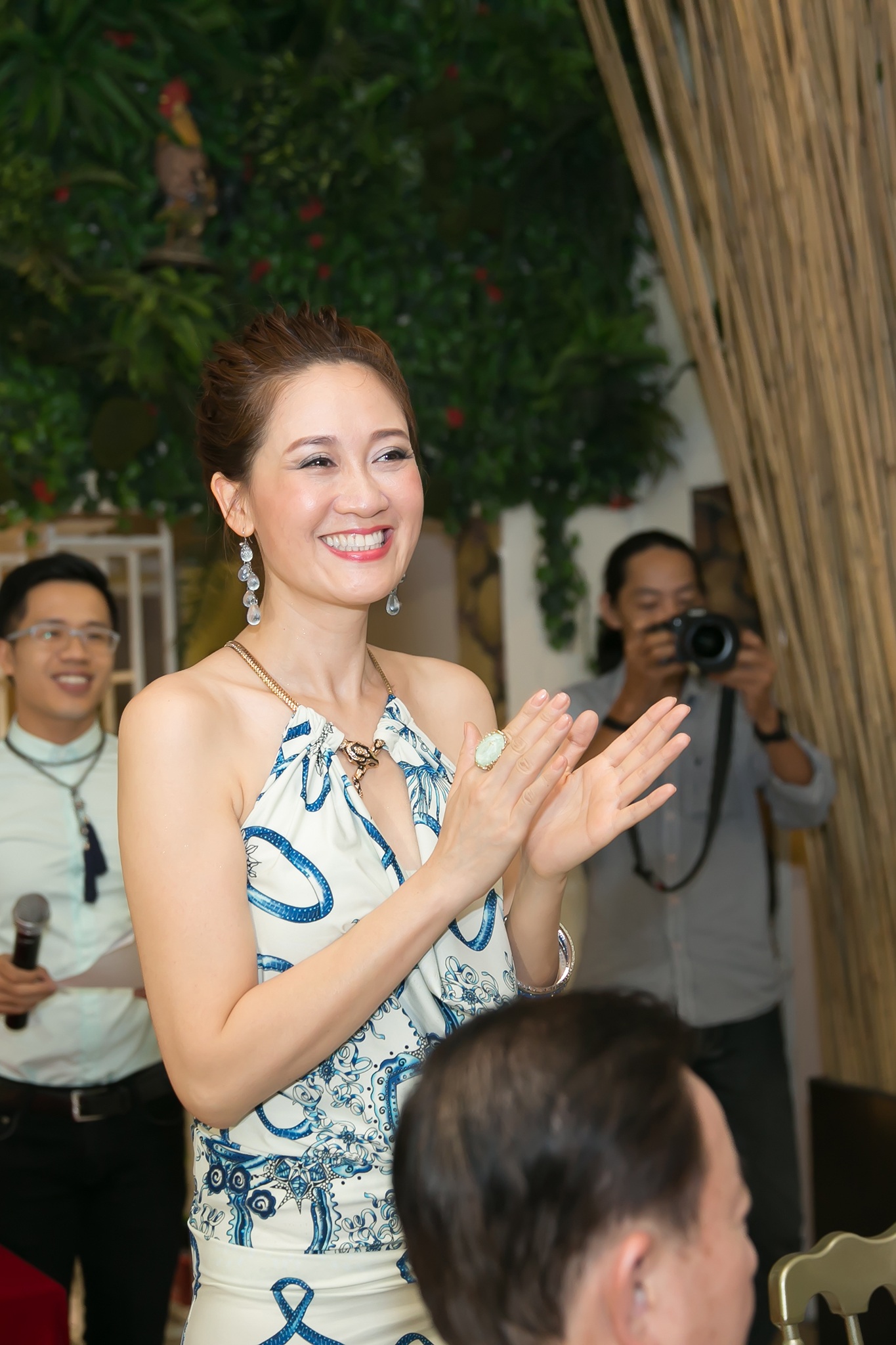 Hoa hậu Đàm Lưu Ly bất ngờ tái xuất showbiz - 3 Cô trở thành tâm điểm chính, Đàm Lưu Ly liên tục cười và cảm ơn trước những lời chúc tốt đẹp của mọi người.