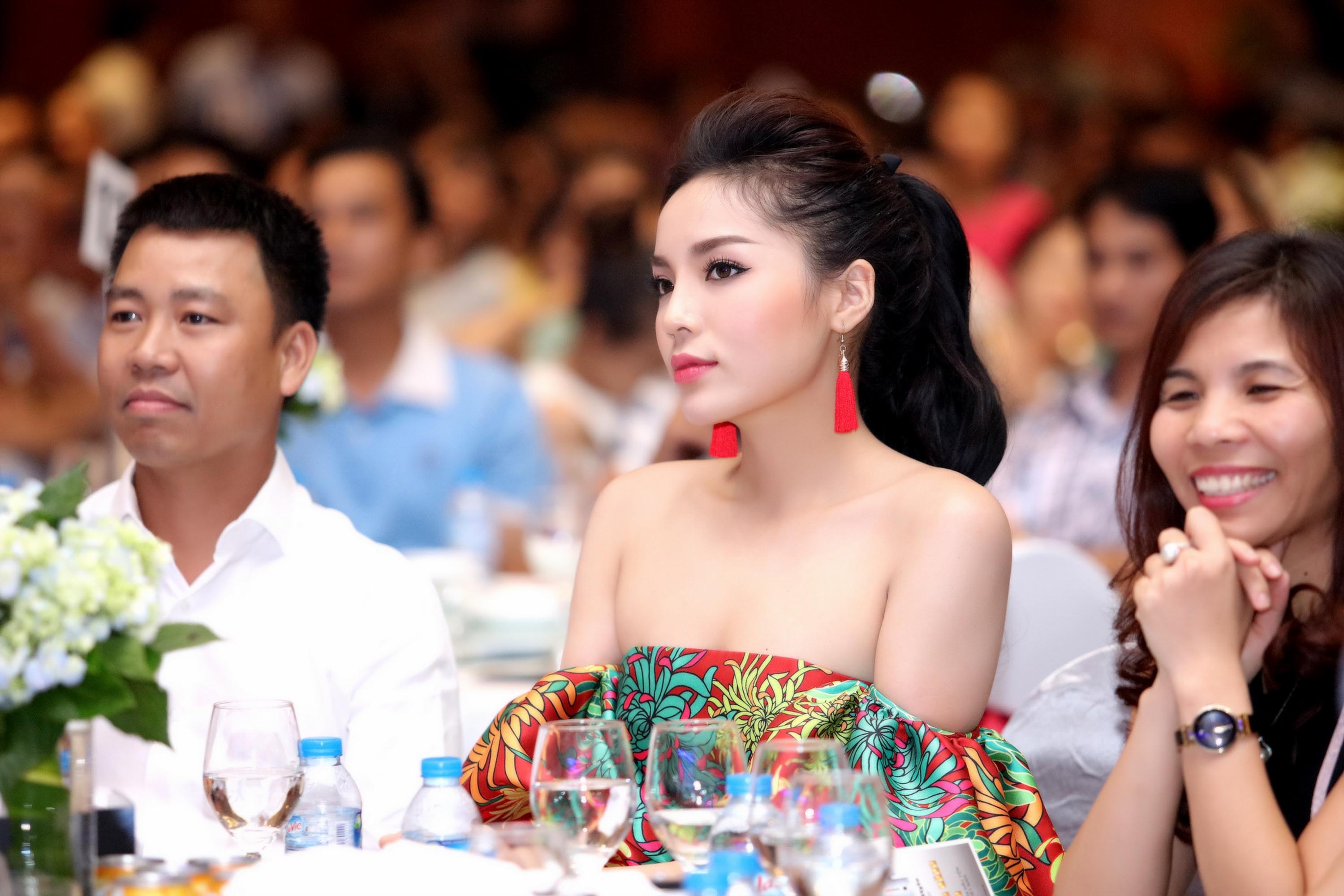 Kỳ Duyên quyến rũ khi diện đầm khoe vai trần gợi cảm - 9 Kỳ Duyên quyến rũ khi diện đầm khoe vai trần gợi cảm - 9