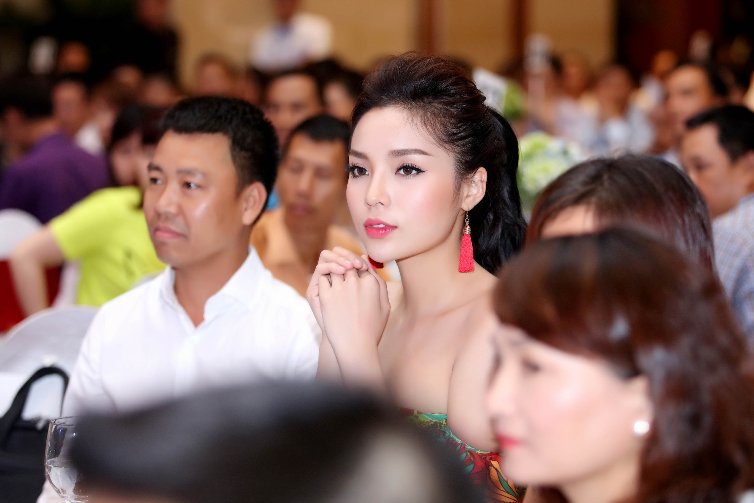 Kỳ Duyên quyến rũ khi diện đầm khoe vai trần gợi cảm - 7 Kỳ Duyên xinh đẹp nổi bật trong đám đông