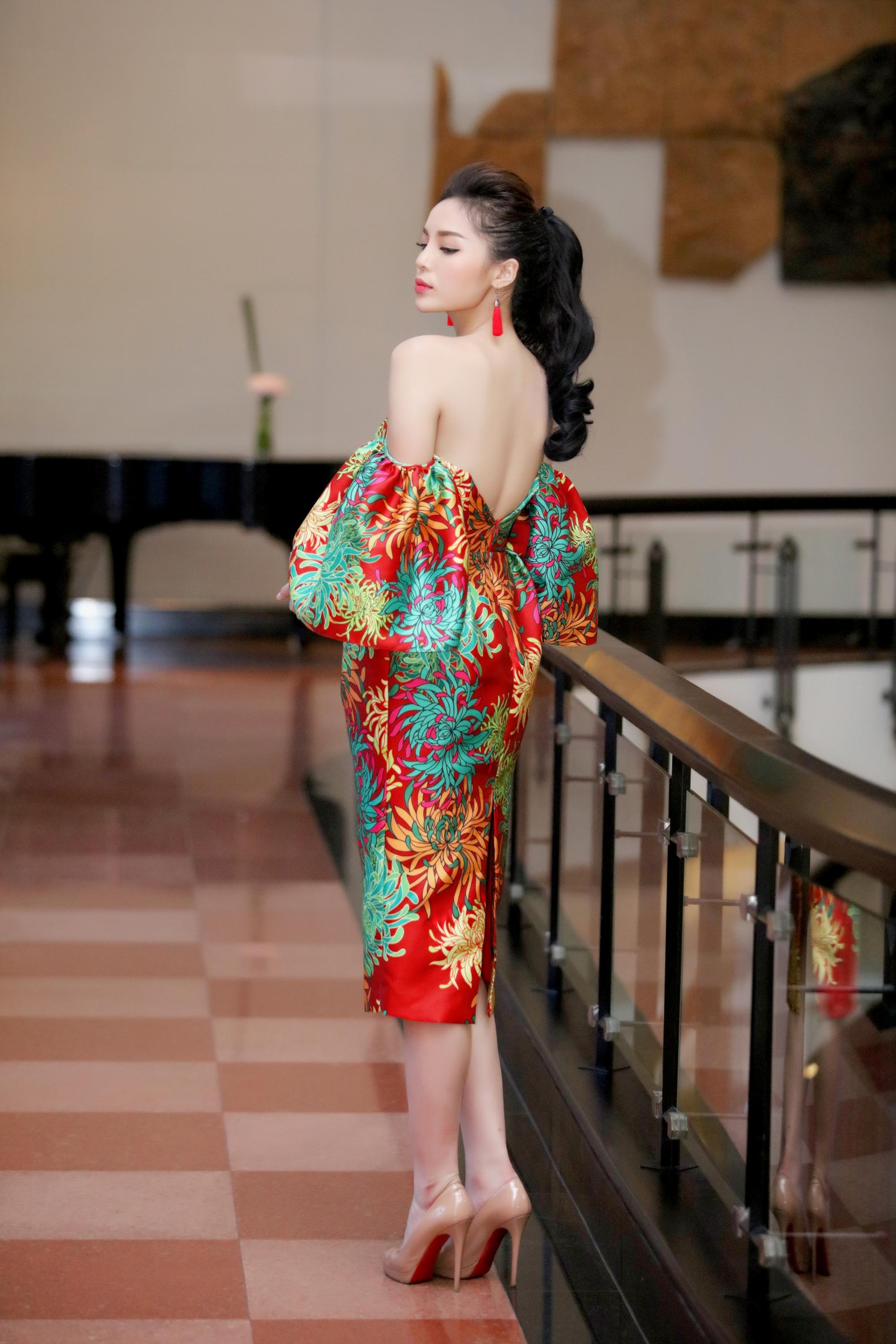 Kỳ Duyên quyến rũ khi diện đầm khoe vai trần gợi cảm - 4 Kỳ Duyên quyến rũ khi diện đầm khoe vai trần gợi cảm - 4