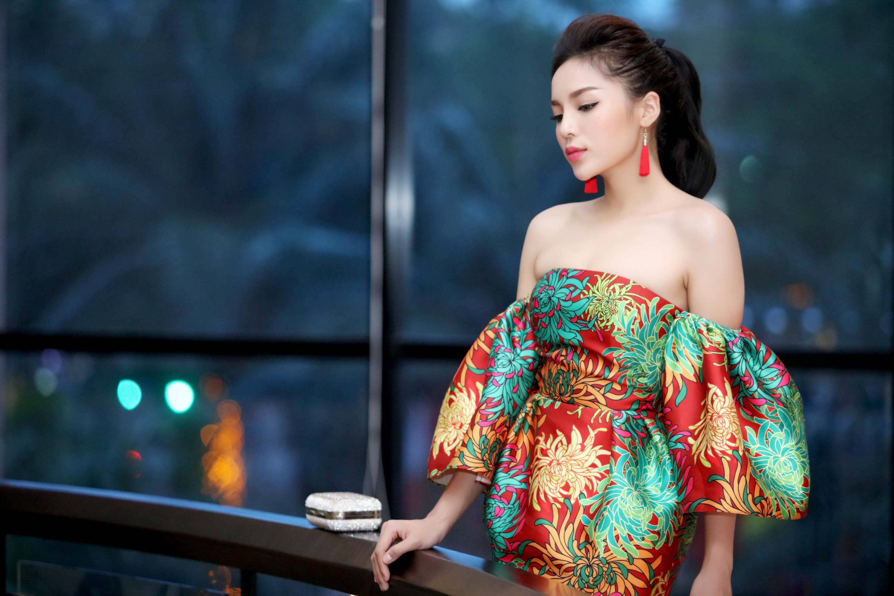 Kỳ Duyên quyến rũ khi diện đầm khoe vai trần gợi cảm - 1 Ngay từ khi xuất hiện, hoa hậu Kỳ Duyên trở thành tâm điểm giữa hàng chục ống kính của giới truyền thông.