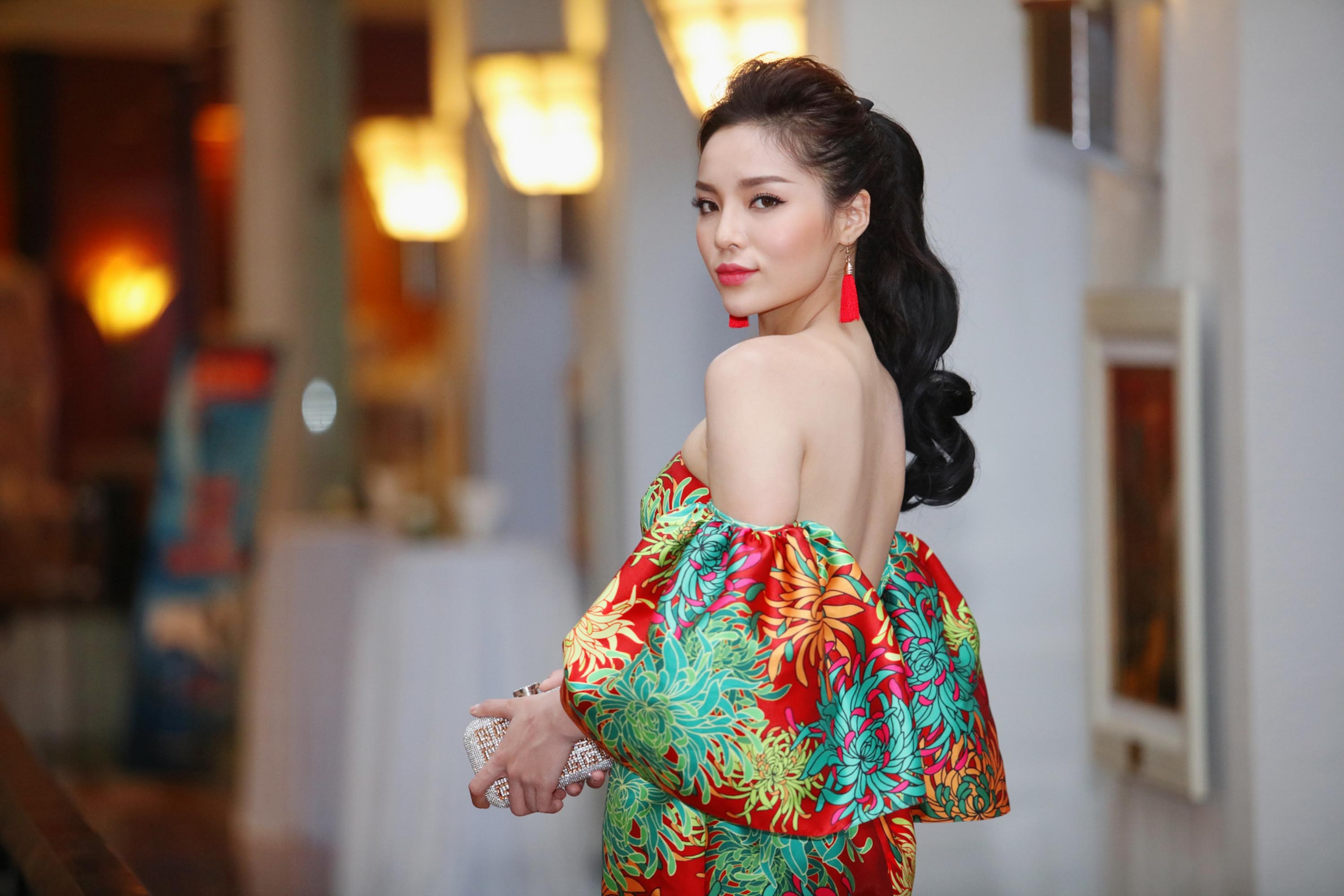 Kỳ Duyên quyến rũ khi diện đầm khoe vai trần gợi cảm - 2 Kỳ Duyên quyến rũ khi diện đầm khoe vai trần gợi cảm - 2