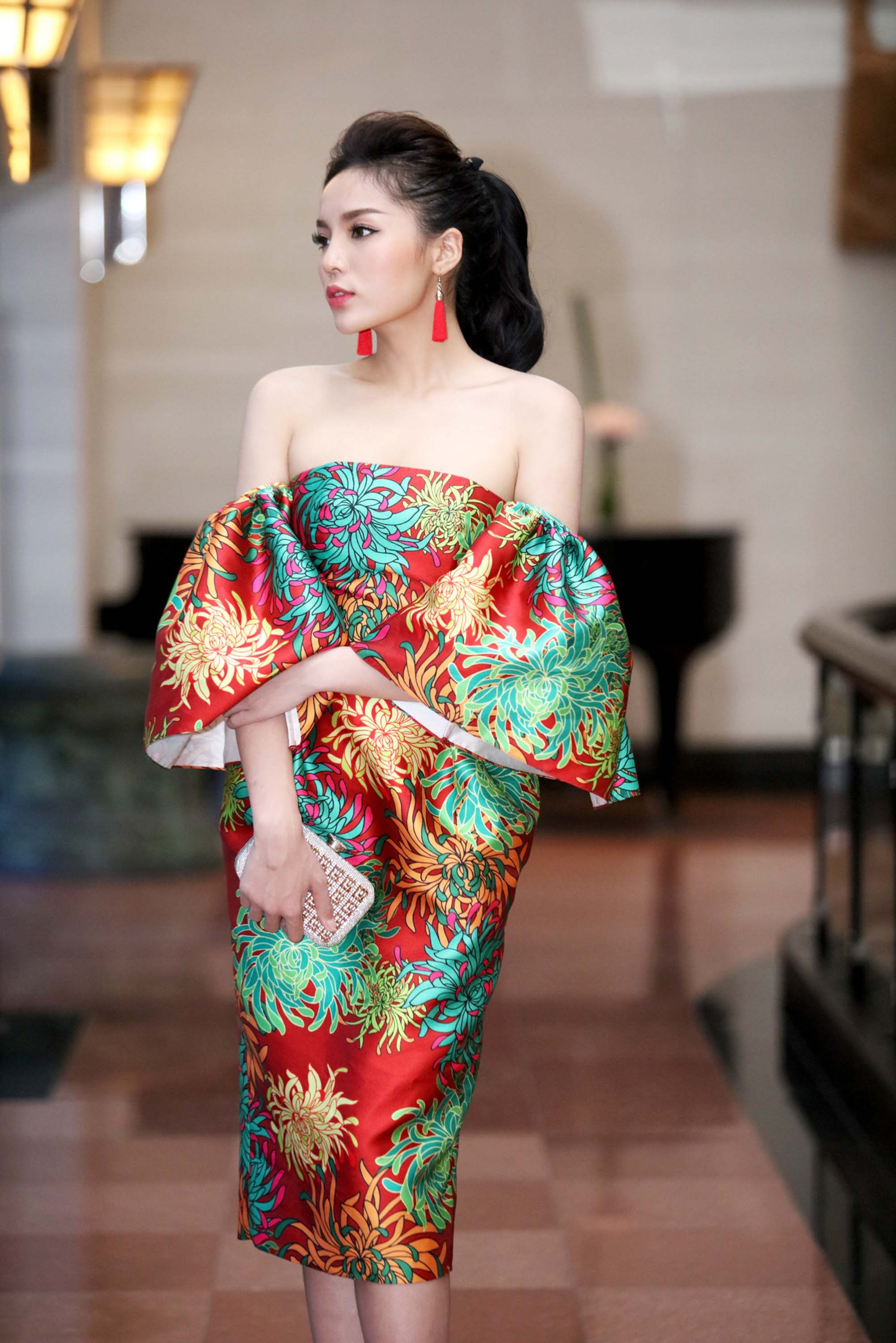 Kỳ Duyên quyến rũ khi diện đầm khoe vai trần gợi cảm - 3 Cô nhanh chóng tạo dáng chụp ảnh, khoe bờ vai trần gợi cảm rồi tiến vào khán phòng, thân thiện chụp ảnh cùng người hâm mộ. Đi cùng cô đến sự kiện là mẹ.