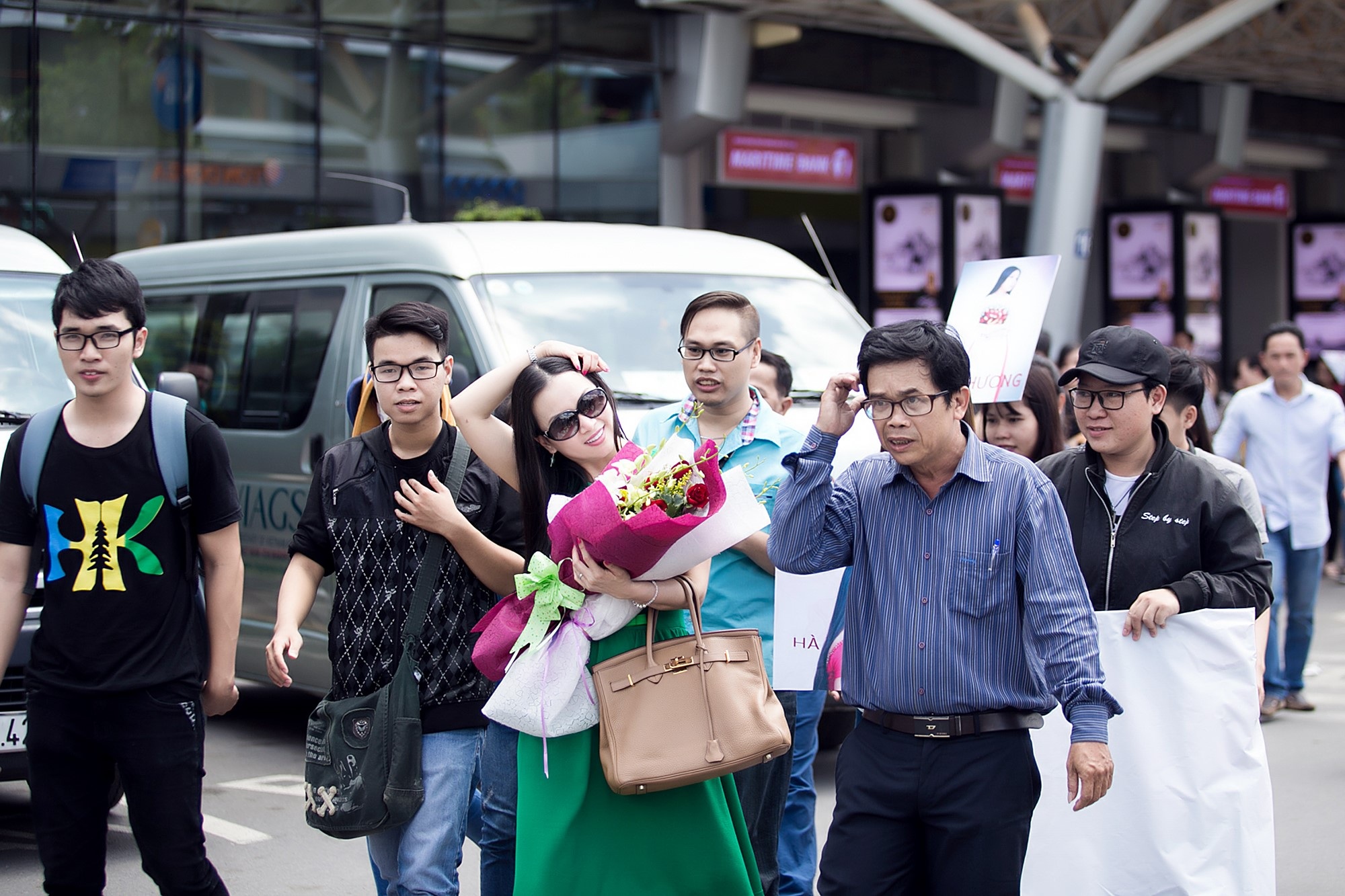 Bà xã Chính Chu bật mí trong chuyến về Việt Nam lần này, ngoài việc dành thời gian cho gia đình, các hoạt động thiện nguyện, cô còn tham gia nhiều chương trình truyền hình như “Tình Bolero”, “Bữa trưa vui vẻ”, “Siêu thị cuộc sống”,…