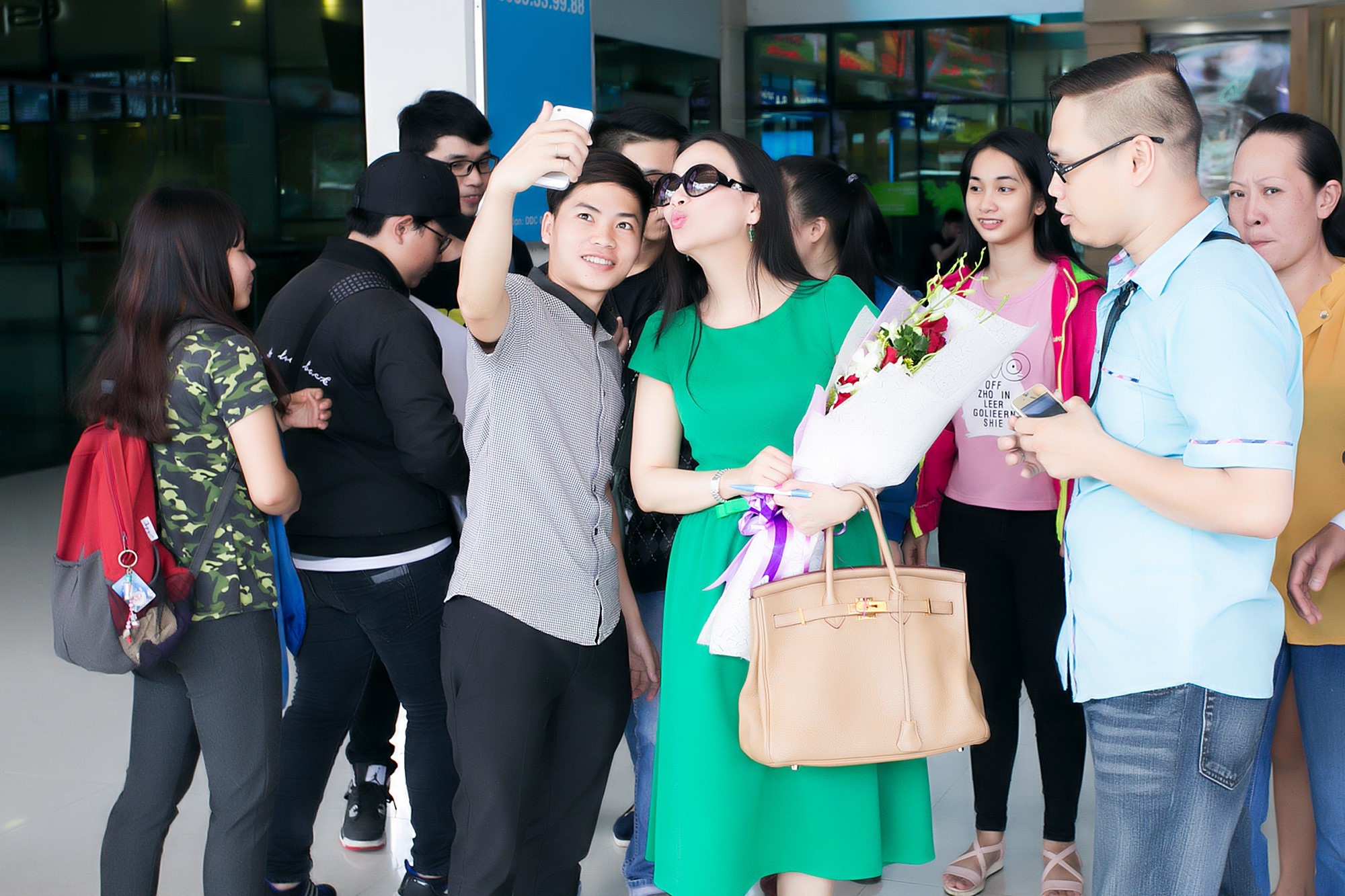 Hà Phương gây bất ngờ khi đáp chuyên cơ riêng về Việt Nam - 4