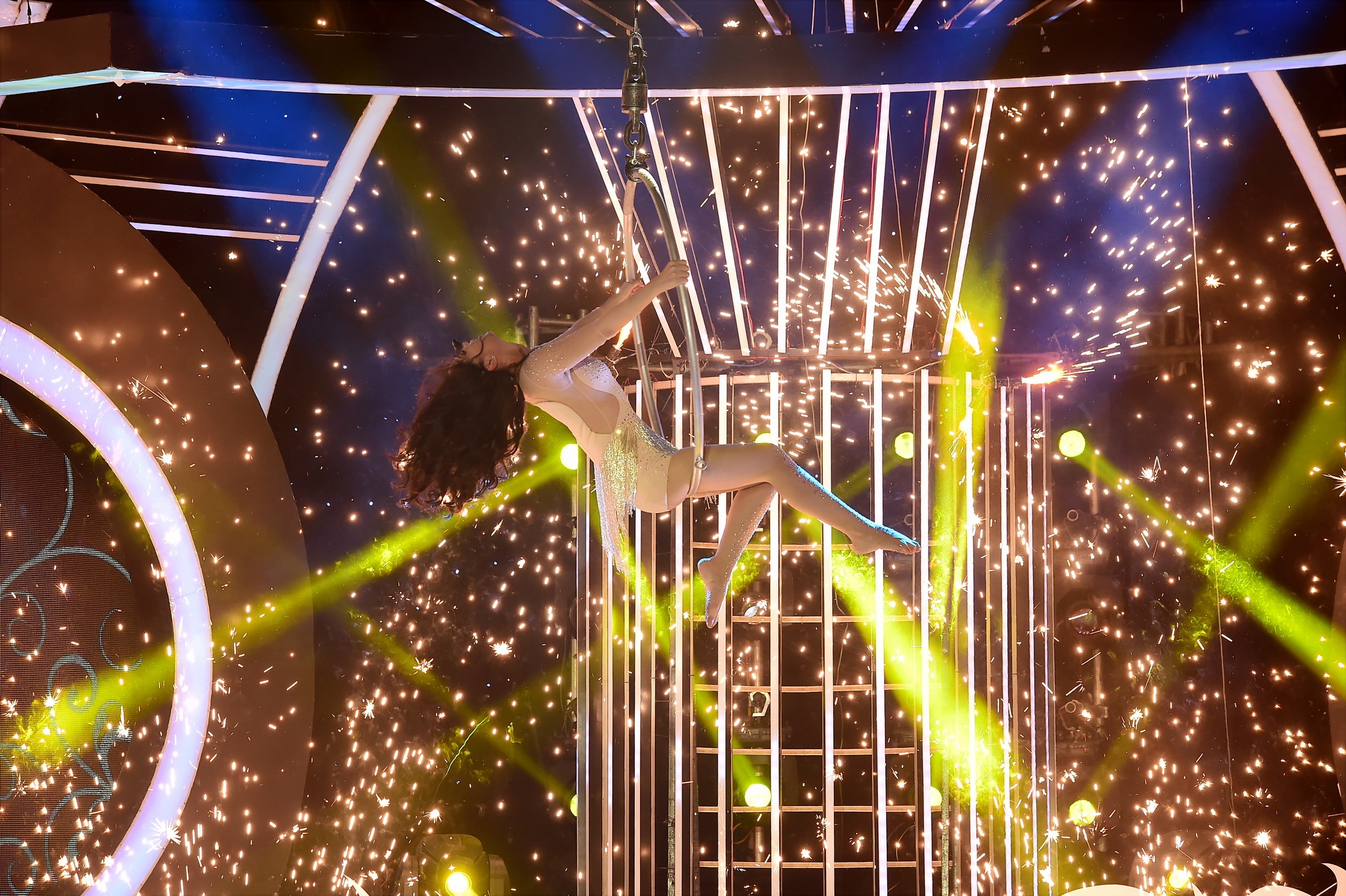 Cô cũng không cần dùng đến đồ bảo hộ nhưng vẫn hoàn thành bài diễn của mình một cách gợi cảm và rất ấn tượng.