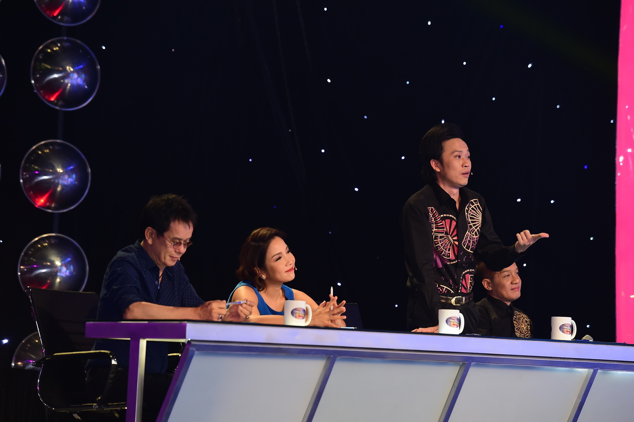 Giám khảo Hoài Linh dành nhiều lời cỗ vũ cho phần trình diễn của Võ Hạ Trâm: “Anh chỉ biết khen từ làm hơi và cách giữ hơi của em cùng nội lực của em. Ngày hôm nay em đã cho cả khán phòng này một cái kết rất là đẹp, đẹp từ hát đến vũ đạo trong từng động tác. Ngày hôm nay em tuyệt vời”.