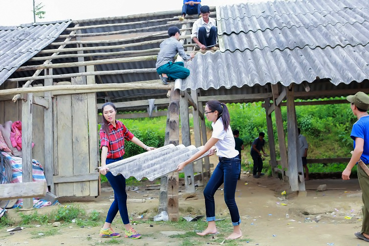 Diệu Ngọc nỗ lực chinh phục Hoa hậu nhân ái Thế giới - 4 Cả hai ăn mặc khá đơn giản, chọn cho mình quần jean, áo thun hoặc sơ mi, thậm chí đi bằng chân đất. Đây là cách gián tiếp để thể hiện sự tôn trọng, gần gũi với những mảnh đời khó khăn.