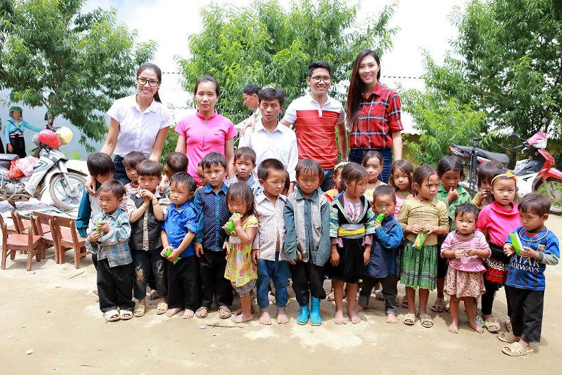 Diệu Ngọc nỗ lực chinh phục Hoa hậu nhân ái Thế giới - 7 Diệu Ngọc và Nguyễn Thị Loan chụp ảnh lưu niệm cùng những trẻ em vùng cao trong chuyến đi thực hiện dự án đầu tiên. Con đường chinh phục cuộc thi Hoa hậu thế giới của Diệu Ngọc chỉ mới bắt đầu.