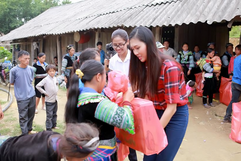 Diệu Ngọc nỗ lực chinh phục Hoa hậu nhân ái Thế giới - 5 Đồng thời, cả hai tranh thủ phát quà và trò chuyện với các em nhỏ có hoàn cảnh đặc biệt.