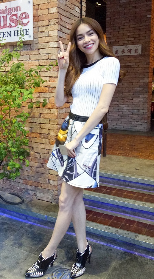 Hồ Ngọc Hà diện trang phục khá giản dị cùng gặp gỡ các thành viên trong team của mình