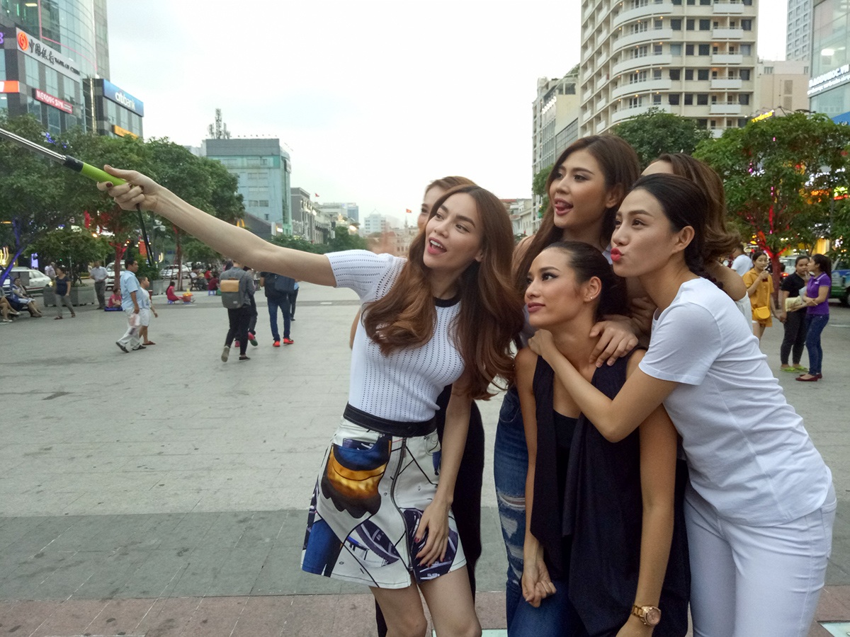 Hồ Ngọc Hà rất hào hứng khi chụp ảnh selfie cùng các thành viên trong team của mình
