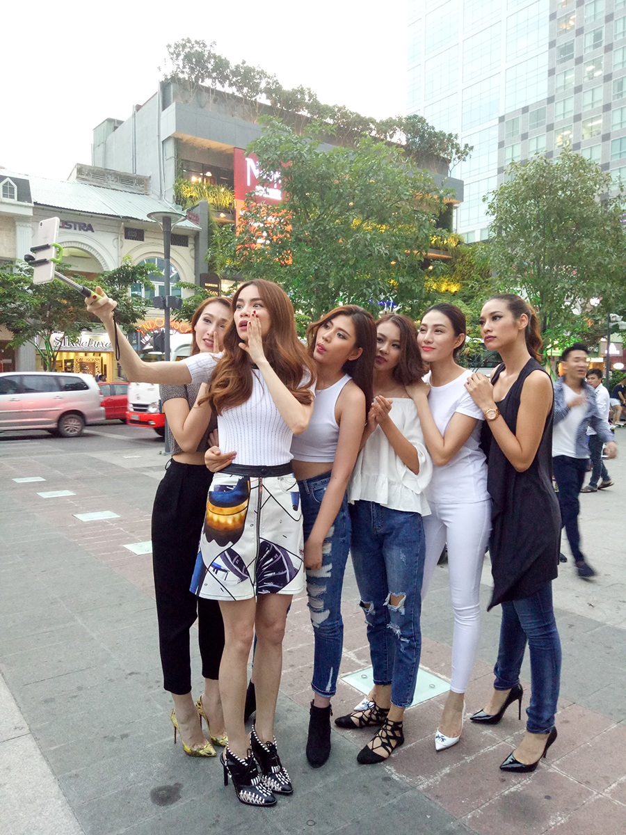 Ngày hôm nay, sau khi tập trung từ buổi trưa để chụp hình đến tận chiều muộn, trước khi thu âm vào buổi tối, cả team quyết định xuống phố Nguyễn Huệ và đi ăn.