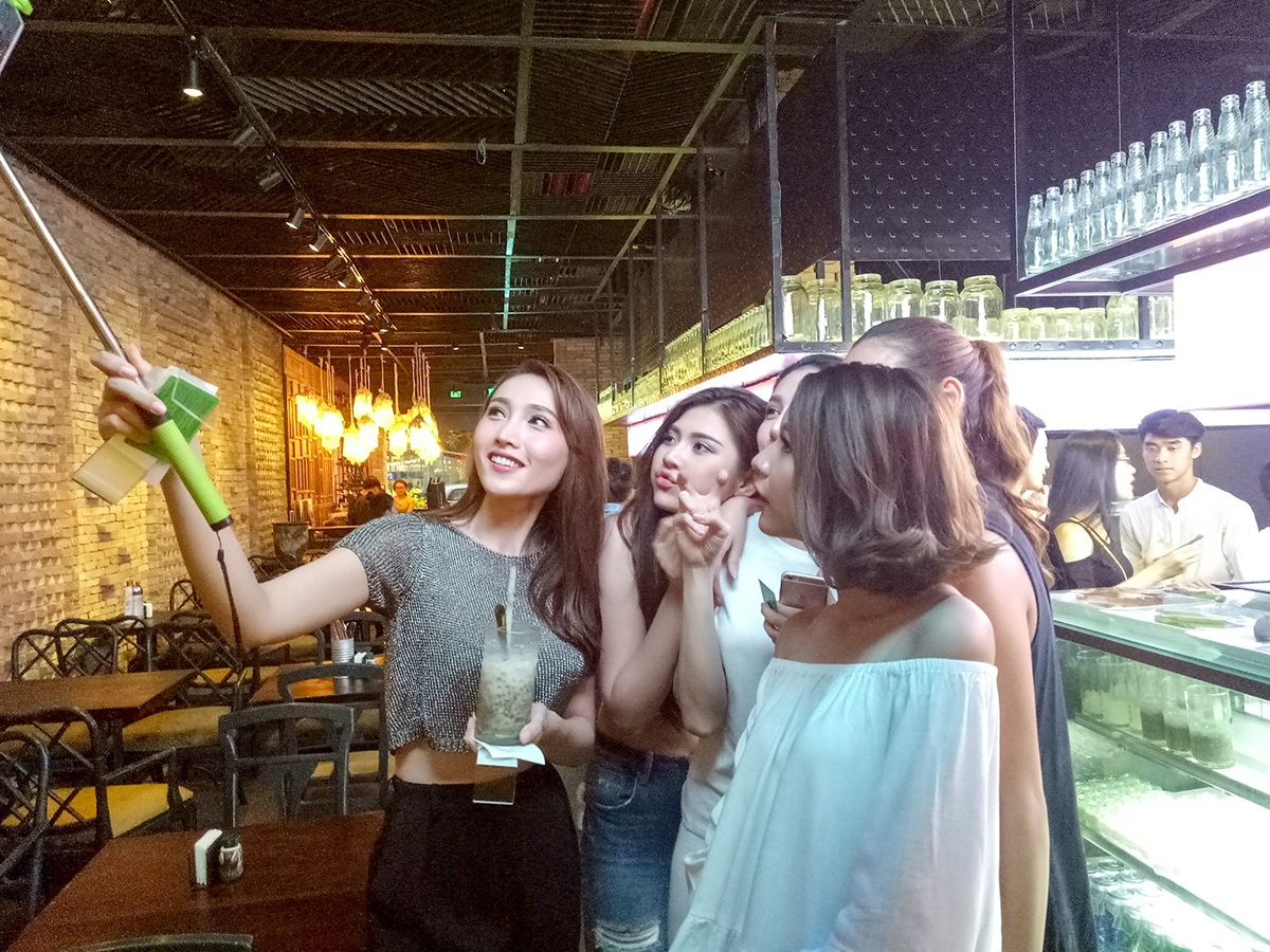 Team Hồ Ngọc Hà gây "náo loạn" phố đi bộ - 8