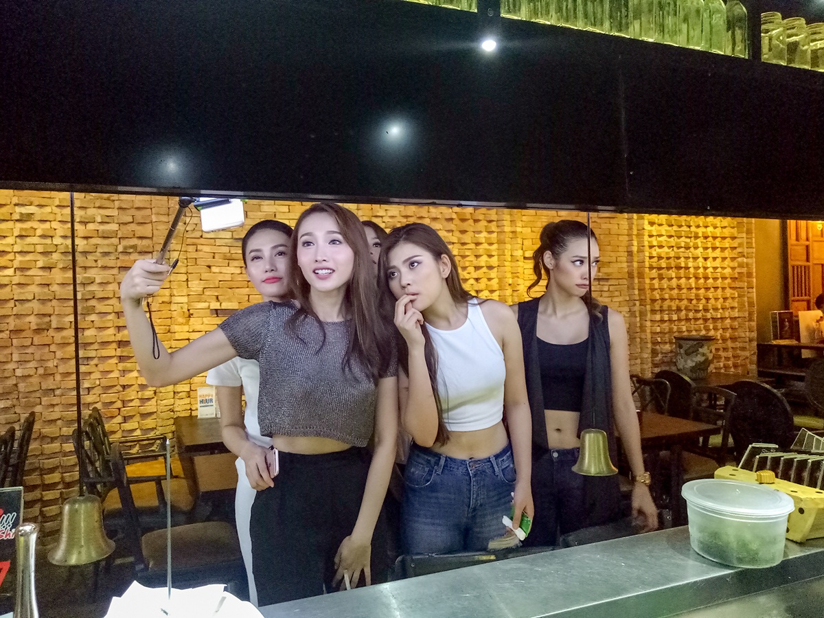 Vào quán ăn, 5 cô gái của team Hồ Ngọc Hà vẫn rất tinh nghịch tạo dáng chụp ảnh cùng nhau