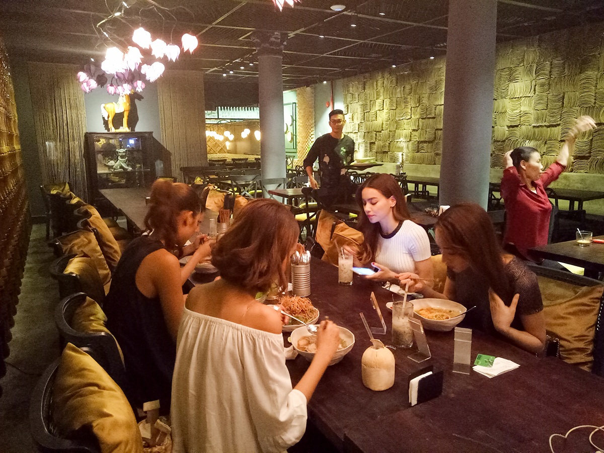 Mọi người cùng ăn tối trong không gian ấm cúng và vui vẻ thoải mái