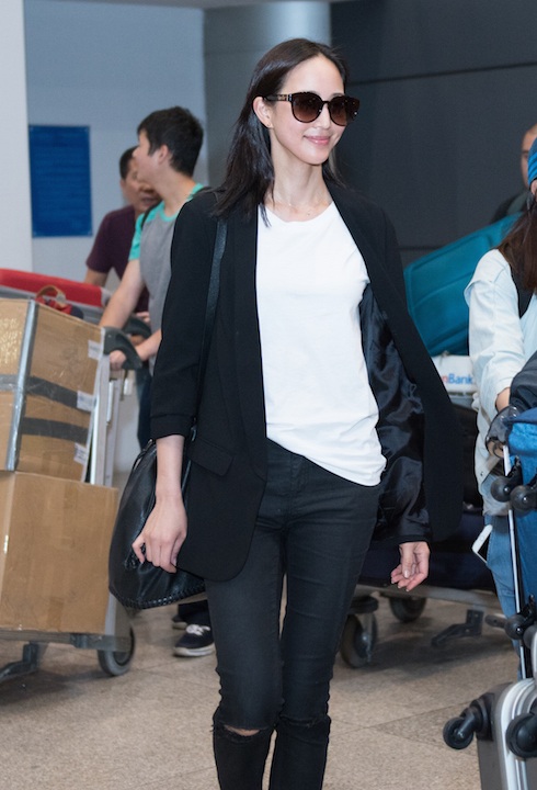 
Trương Quân Ninh diện trang phục áo pull quần jean giản dị khi xuất hiện tại sân bay Tân Sơn Nhất
