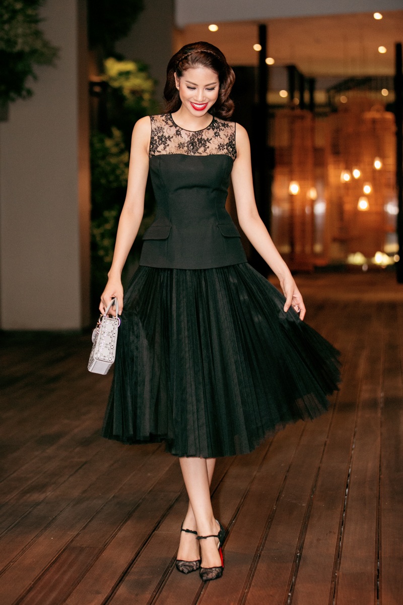 Điều đặc biệt là phần vai của thân áo và phần mũi nhọn của đôi giày, Phạm Hương tinh ý phủ lên lớp ren mềm mại mang lại cảm giác nhẹ nhàng, e ấp của người thiếu nữ.