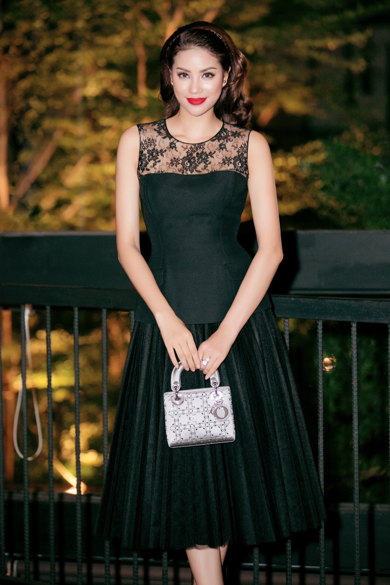 Bên cạnh trang phục đen quyền quý, Phạm Hương trang bị thêm túi xách nhỏ màu bạc và một chiếc nhẫn ngọc trai xinh xắn giúp cô trở nên ngọt ngào, lôi cuốn.