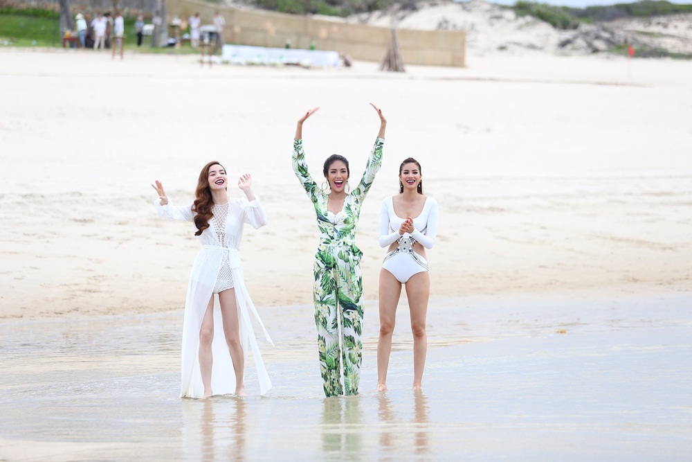 3 huấn luyện viên xuất hiện xinh đẹp và gợi cảm trên biển