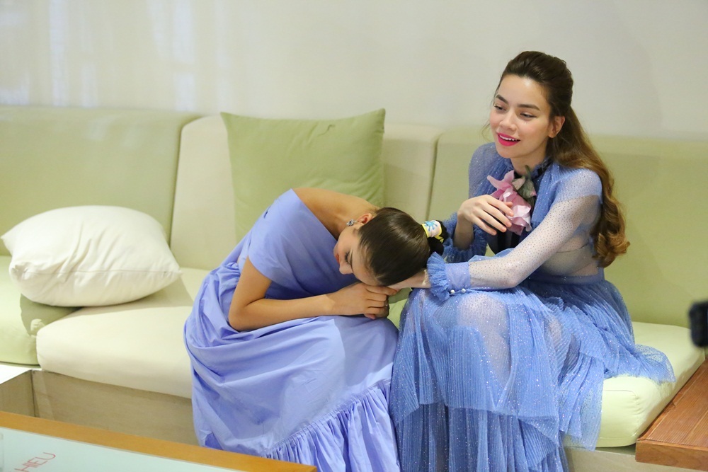 Phạm Hương dùng nhiều cách để thuyết phục Hồ Ngọc Hà khiến cô cũng có phần khó xử