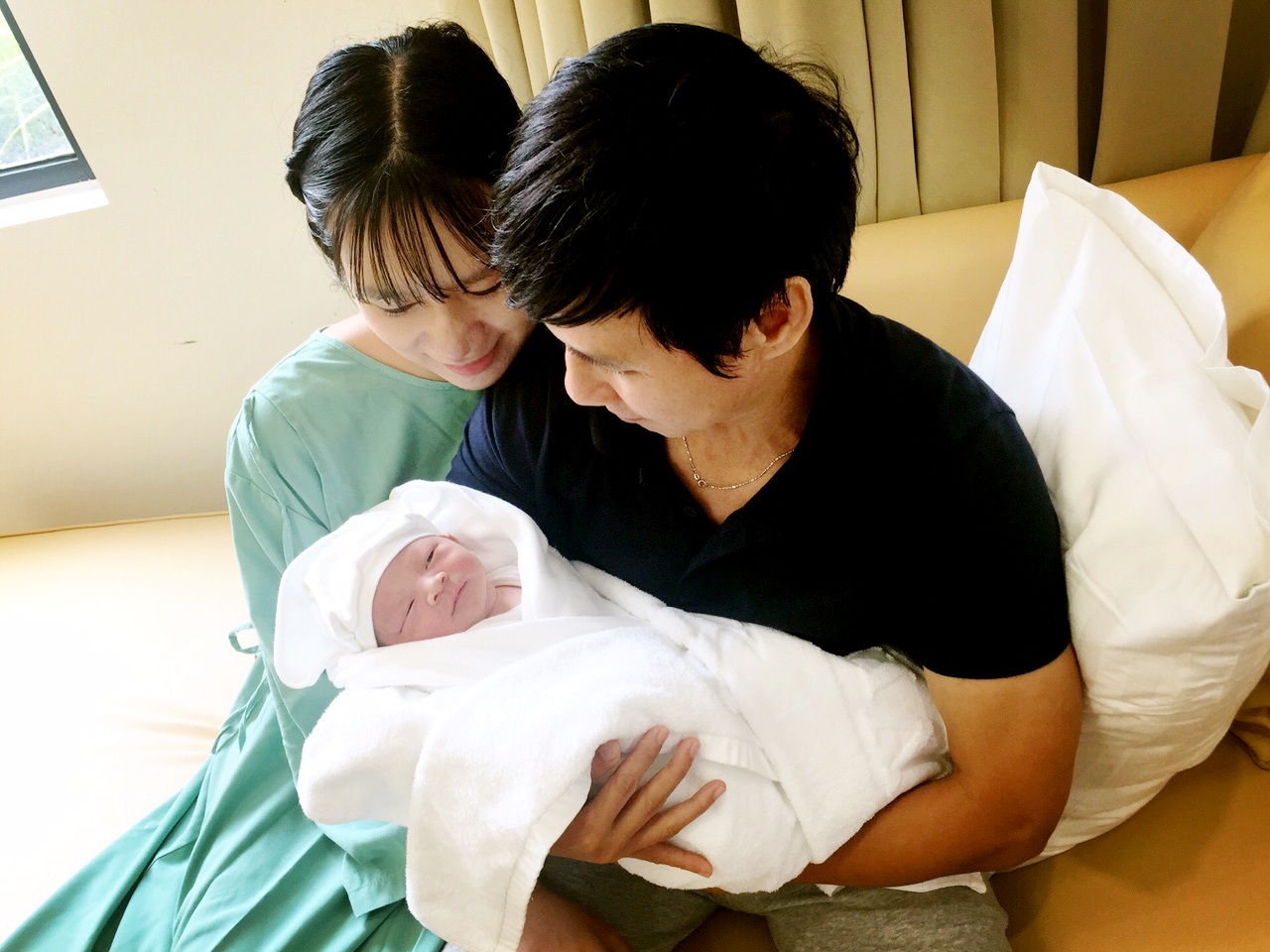 Vợ chồng Lý Hải hạnh phúc khoe quý tử mới sinh - 2 Cả 4 anh em lúc mới sinh đều có nét rất giống nhau. Nhưng xem ra quý tử Mio có phần sáng giá hơn với sóng mũi cao, gương mặt trông rất tây…