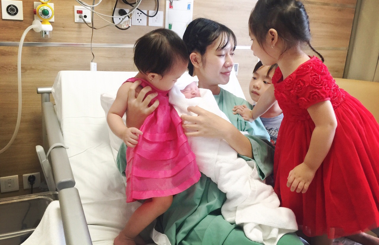 Vợ chồng Lý Hải hạnh phúc khoe quý tử mới sinh - 4 Ba đứa con đầu quấn lấy mẹ để nhìn mặt em trai.
