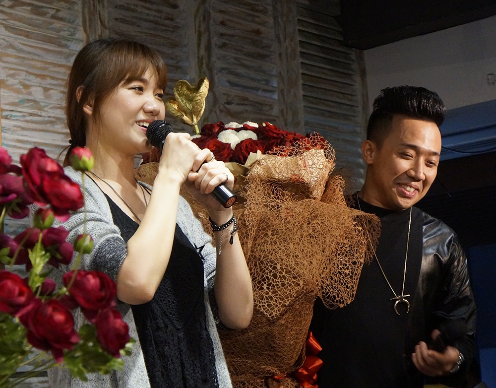 Trấn Thành song ca cùng bạn gái ca khúc Anh cứ đi đi