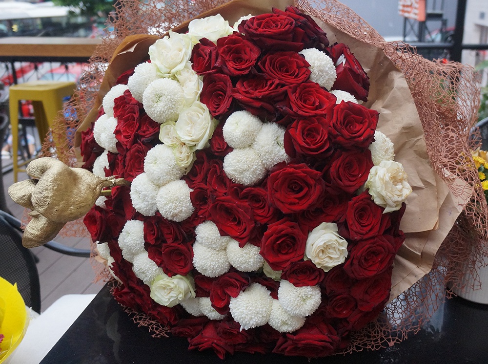 Cận cảnh bó hoa to đùng mà Trấn Thành dành tặng cho bạn gái