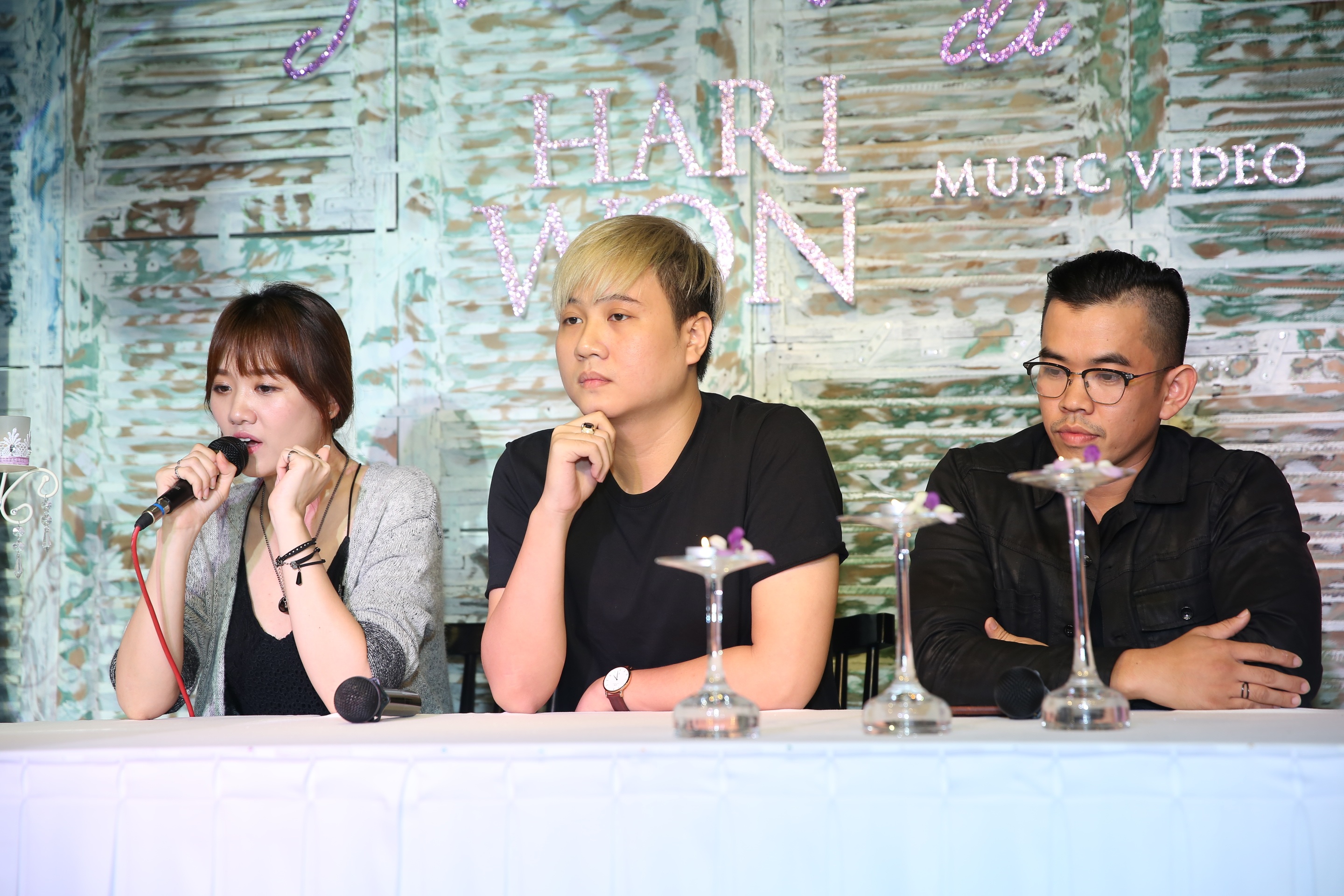 Hari và ê-kíp thực hiện MV của mình, nhạc sĩ Vương Anh Tú, đạo diễn Danny Đỗ