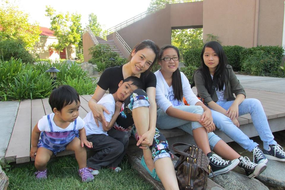 
Thu Phương hạnh phúc bên đàn con
