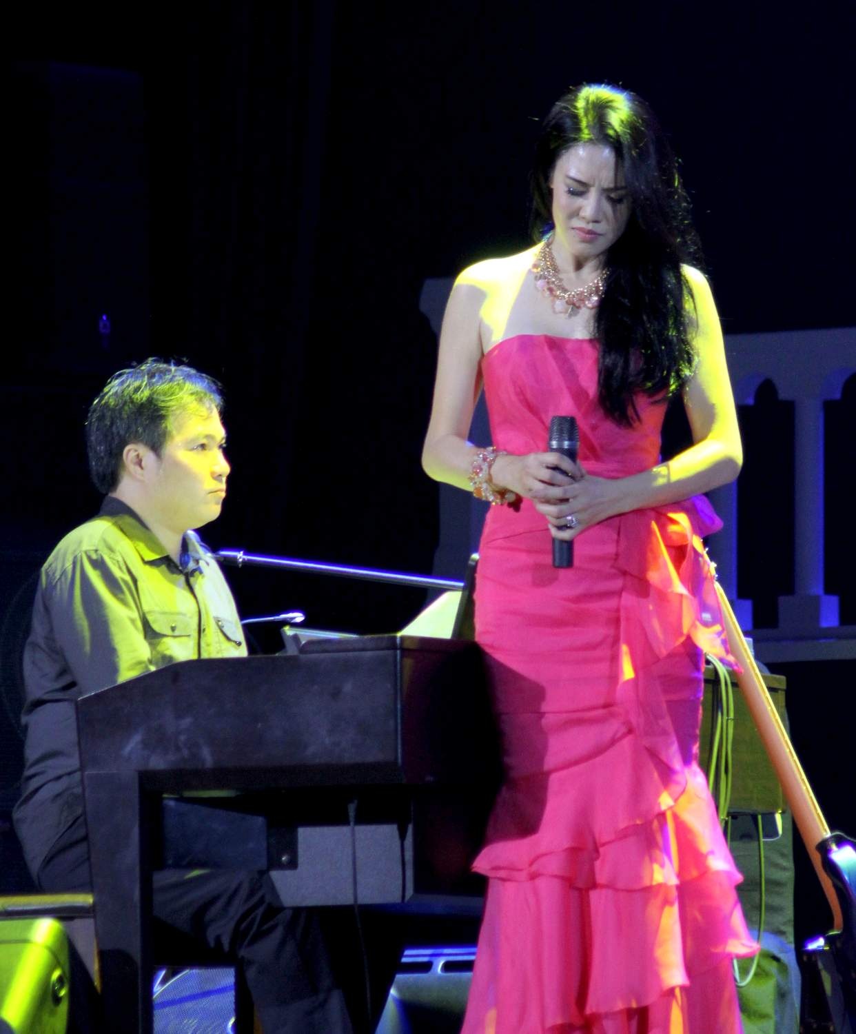 Nhạc sĩ Việt Anh đệm đàn cho Thu Phương hát trong một chương trình
