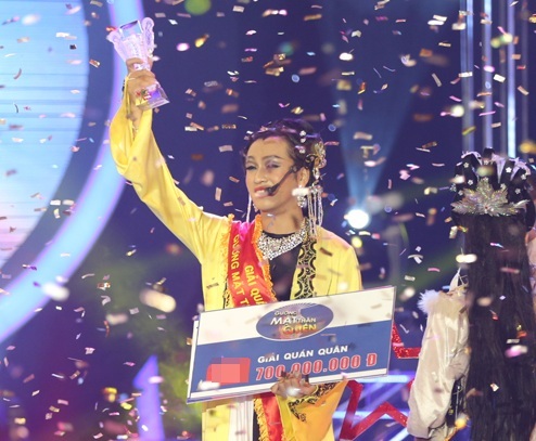 Bạch Công Khanh gây bất ngờ khi đăng quang “Gương mặt thân quen” - 12 Bạch Công Khanh là một ca sĩ trẻ và không được nhiều khán giả biết đến dù từng đoạt những giải thưởng trong âm nhạc, như Á quân Tiếng ca học đường 2009, top 12 Ngôi sao Tiếng hát truyền hình 2009...