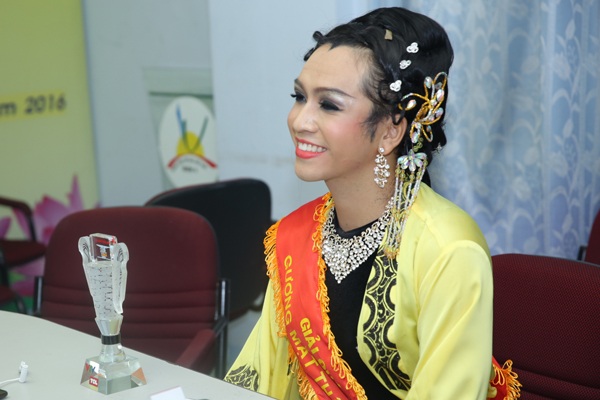 Giám khảo Gương mặt thân quen nói gì khi dư luận không đồng tình với tân quán quân? - 1 Bạch Công Khanh trả lời phỏng vấn sau khi nhận được giải thưởng cao nhất chương trình Gương mặt thân quen năm nay.