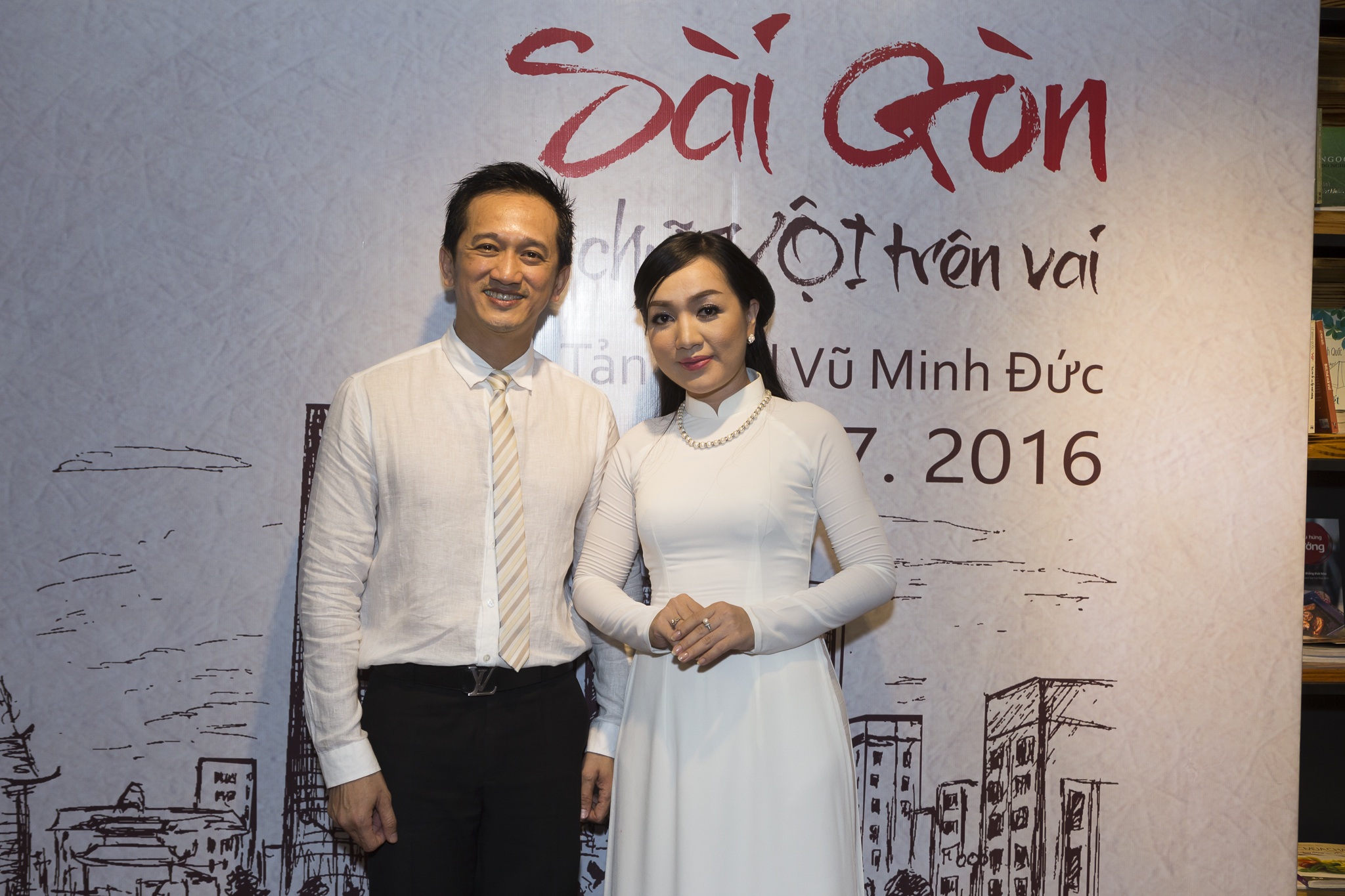 Lắng lòng với tản văn “Sài Gòn, chữ vội trên vai” - 3 Ca sĩ Hà Vân cũng đến chúc mừng tác giả Vũ Minh Đức và còn thể hiện ca khúc về mẹ - những sáng tác của tác giả Minh Đức
