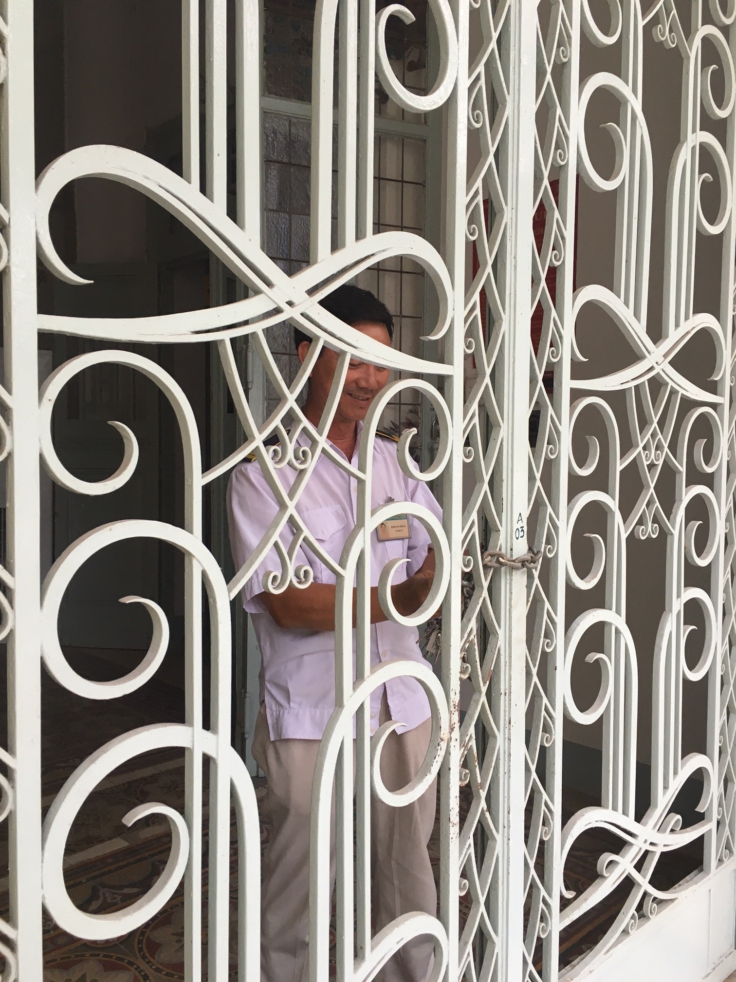 Hết triển lãm, những bức tranh giả vẫn chưa biết "đi về đâu" - 4