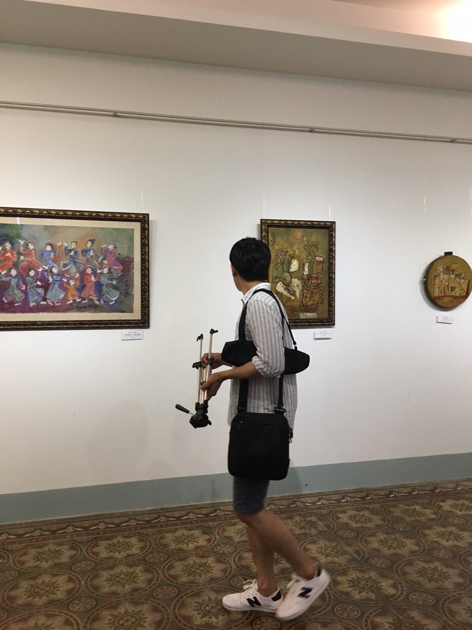 Vị khách cuối cùng của triển lãm gây tranh cãi vì tranh giả