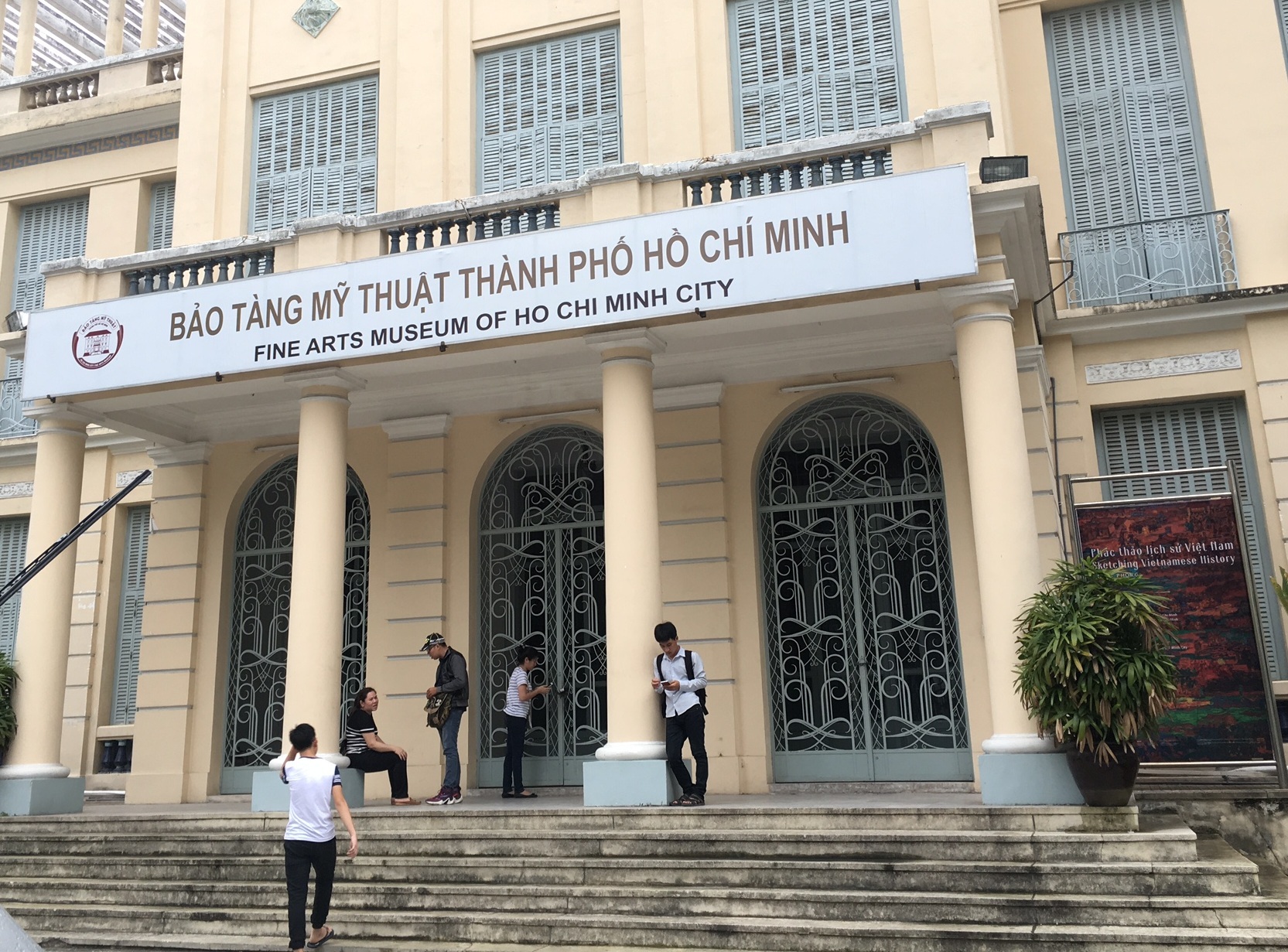 Sau khi hết giờ làm việc, bảo tàng đóng cửa nhưng gia đình ông Chung vẫn còn có mặt tại đây. 17h45, gia đình ông Chung mới rời khỏi viện bảo tàng.