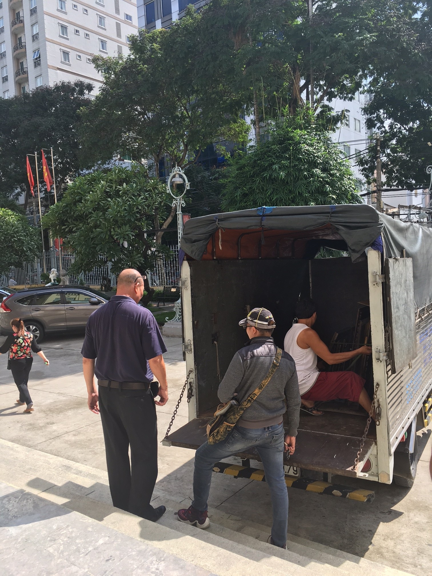 Tất cá 17 bức tranh đã được mang ra khỏi bảo tàng, không bị tạm giữ để điều tra như yêu cầu của bảo tàng