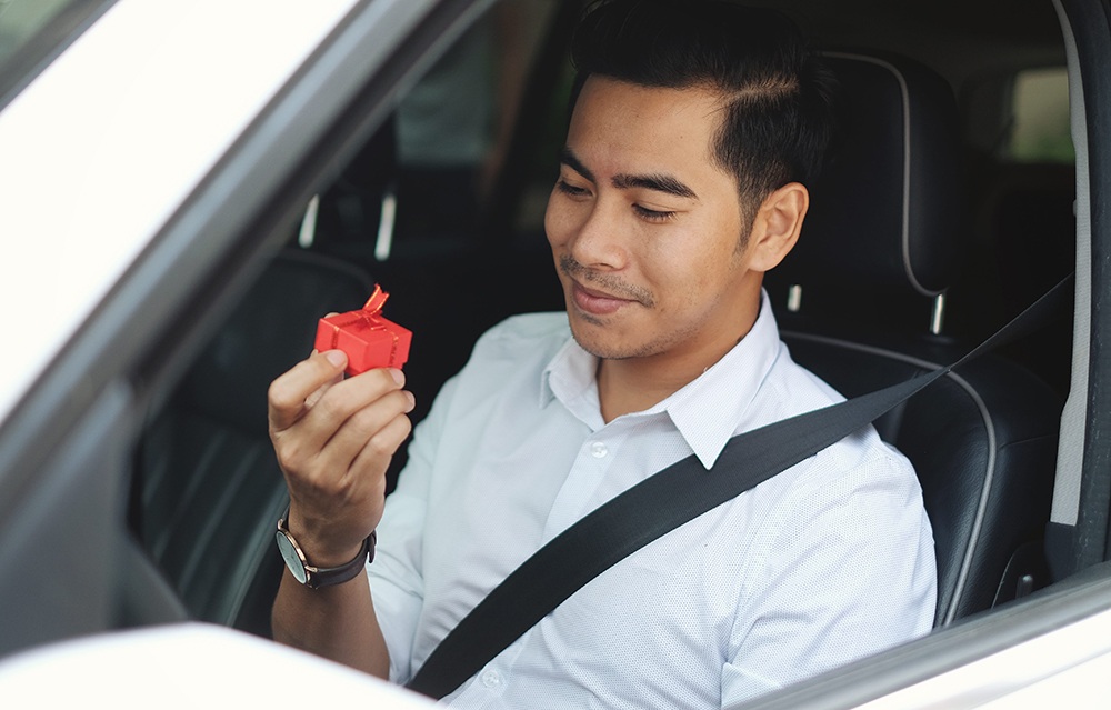 Một chiếc nhẫn cầu hôn...