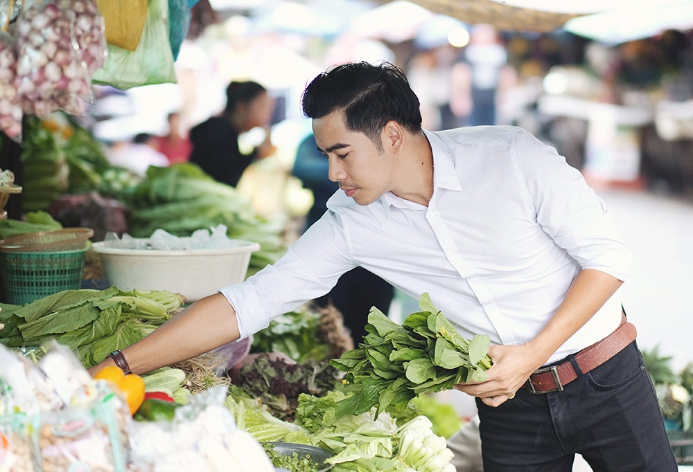 Thanh Bình tự tay mình đi chợ mua rau..