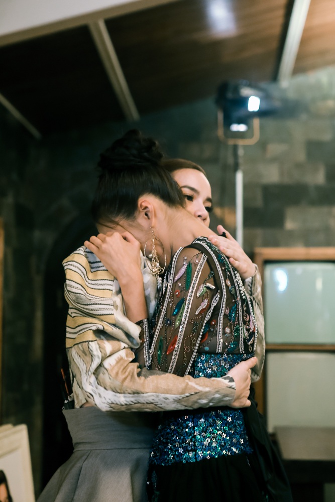 Lan Khuê nức nở bỏ về khi Phạm Hương thẳng tay loại thí sinh của mình - 6 Hồ Ngọc Hà ôm Lan Khuê để an ủi