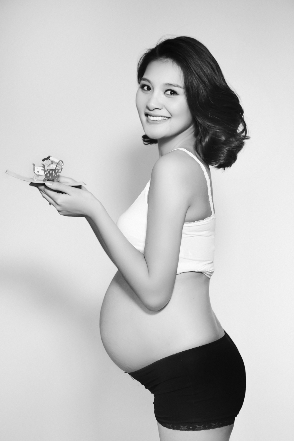 Hoa hậu Hương Giang khoe bụng bầu và nét đẹp rạng rỡ trước khi sinh