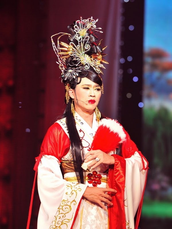 Top 5 sao nam giả gái thành công nhất của showbiz Việt - 5 Cho đến vô cùng sắc sảo, Hoài Linh vẫn giữ được nét duyên rất riêng của mình