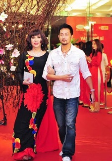 Top 5 sao nam giả gái thành công nhất của showbiz Việt - 19 Thậm chí, nam ca sĩ còn xuất hiện với hình ảnh nữ tính trên thảm đỏ, bên cạnh là nam người tình tin đồn của mình.