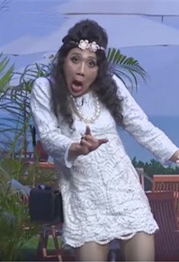 Top 5 sao nam giả gái thành công nhất của showbiz Việt - 10 Và không thể phủ nhận, Trấn Thành khá duyên dáng và đặc biệt là từng điệu bộ, động tác của anh đều khiến người khác nghĩ đây là 2 con người hoàn toàn khác nhau.