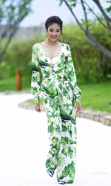 Gout thời trang “đắt xắt ra miếng” của Hà Hồ, Phạm Hương, Lan Khuê - 26 Lan Khuê tươi tắn với bộ trang phục họa tiết.